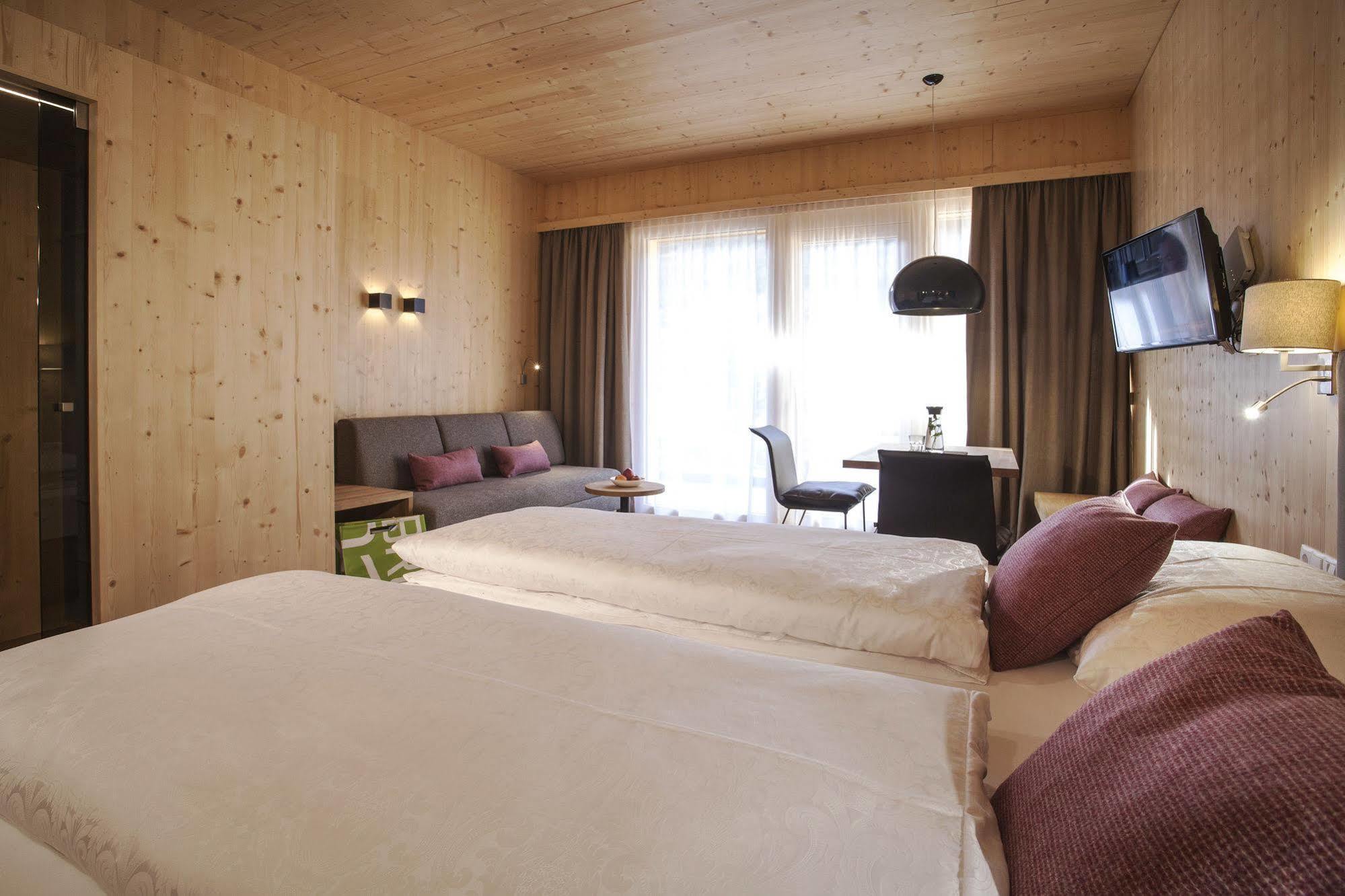 Natuerlich Hell. Aparthotel & Camping Fugen Bagian luar foto