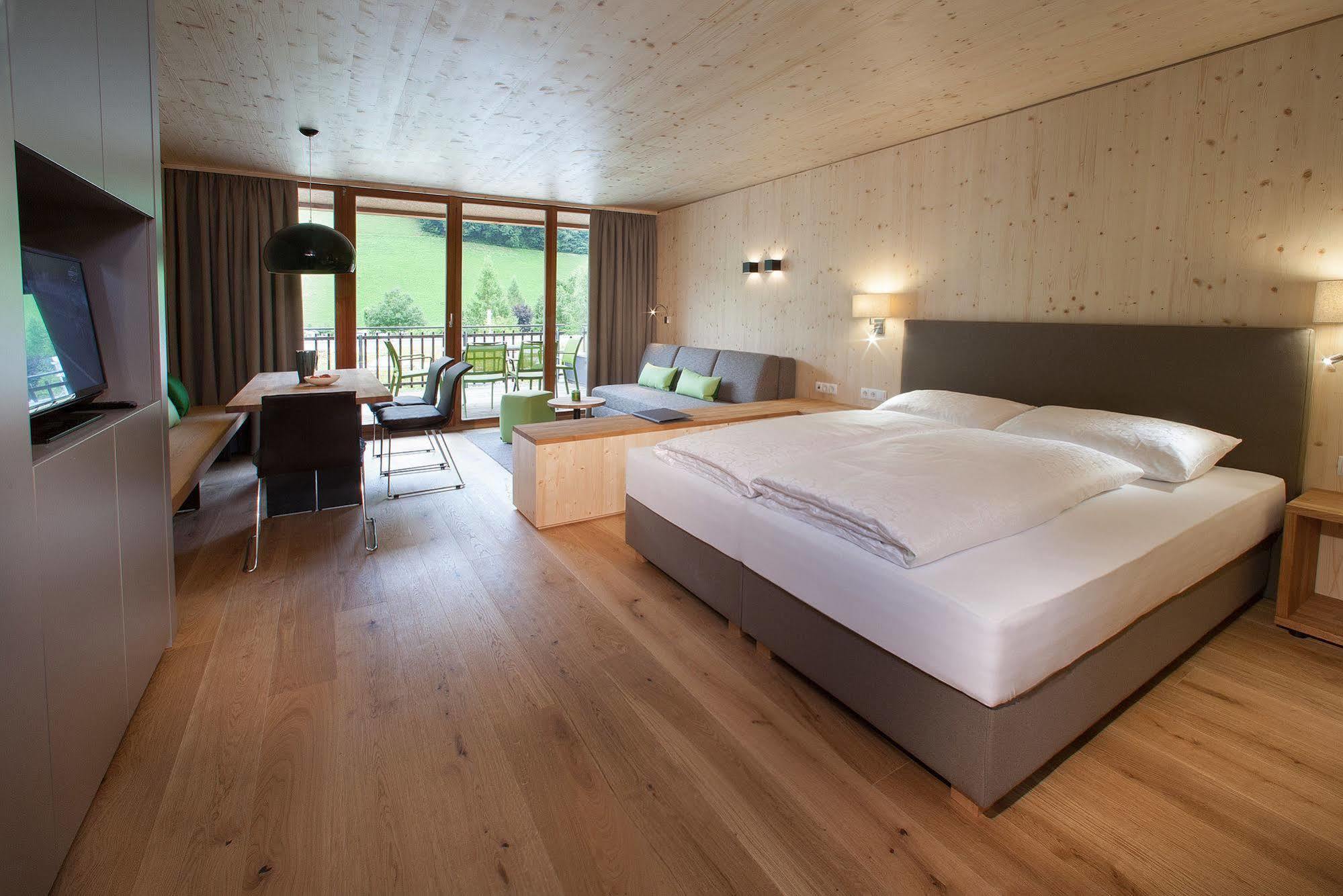 Natuerlich Hell. Aparthotel & Camping Fugen Bagian luar foto